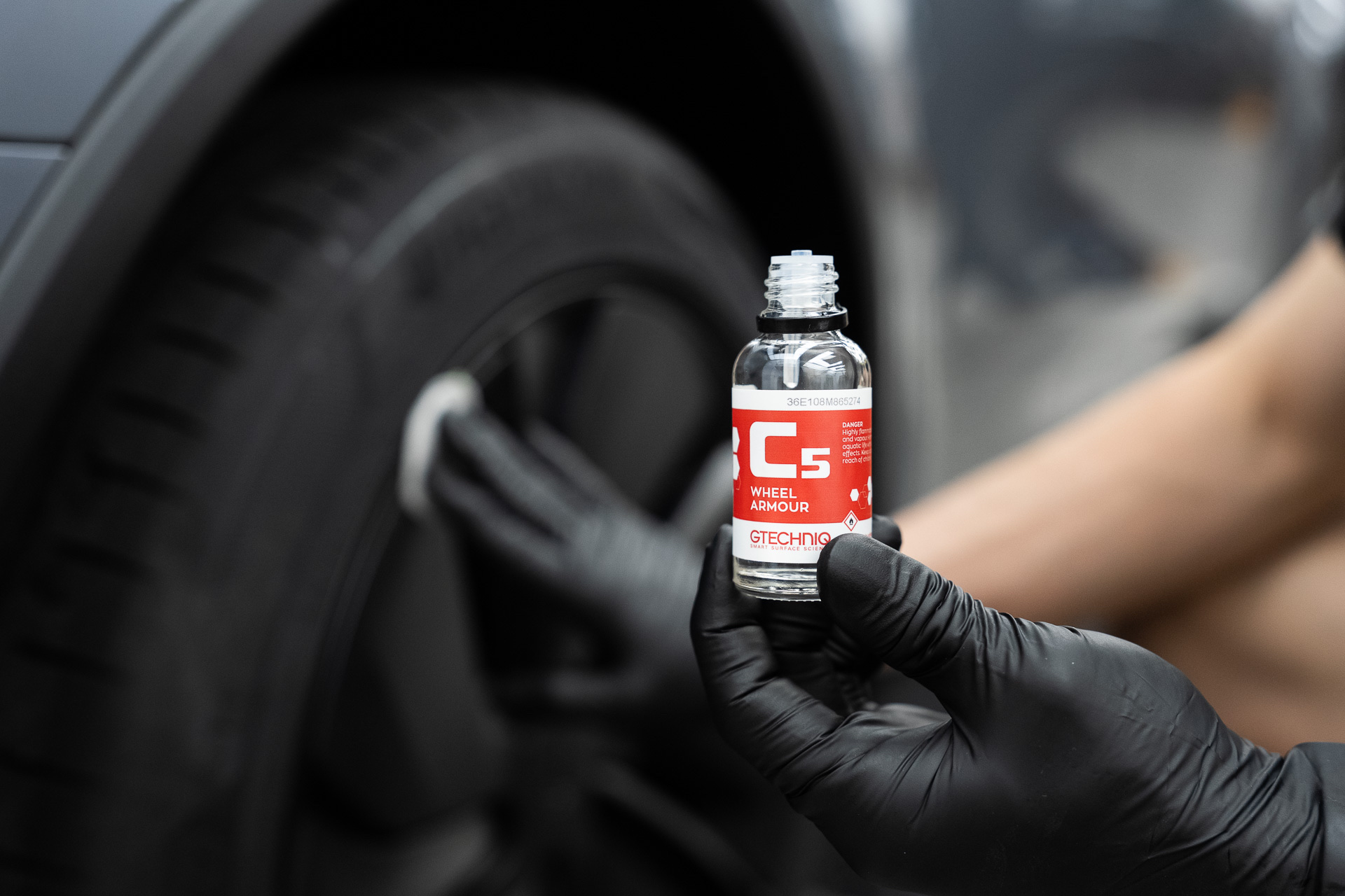 Applying Gtechniq C5 wheel armour to an alloy wheel