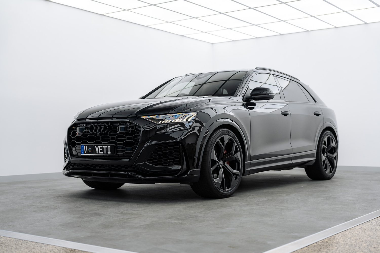 Audi RS Q8 in the Liquid R studio