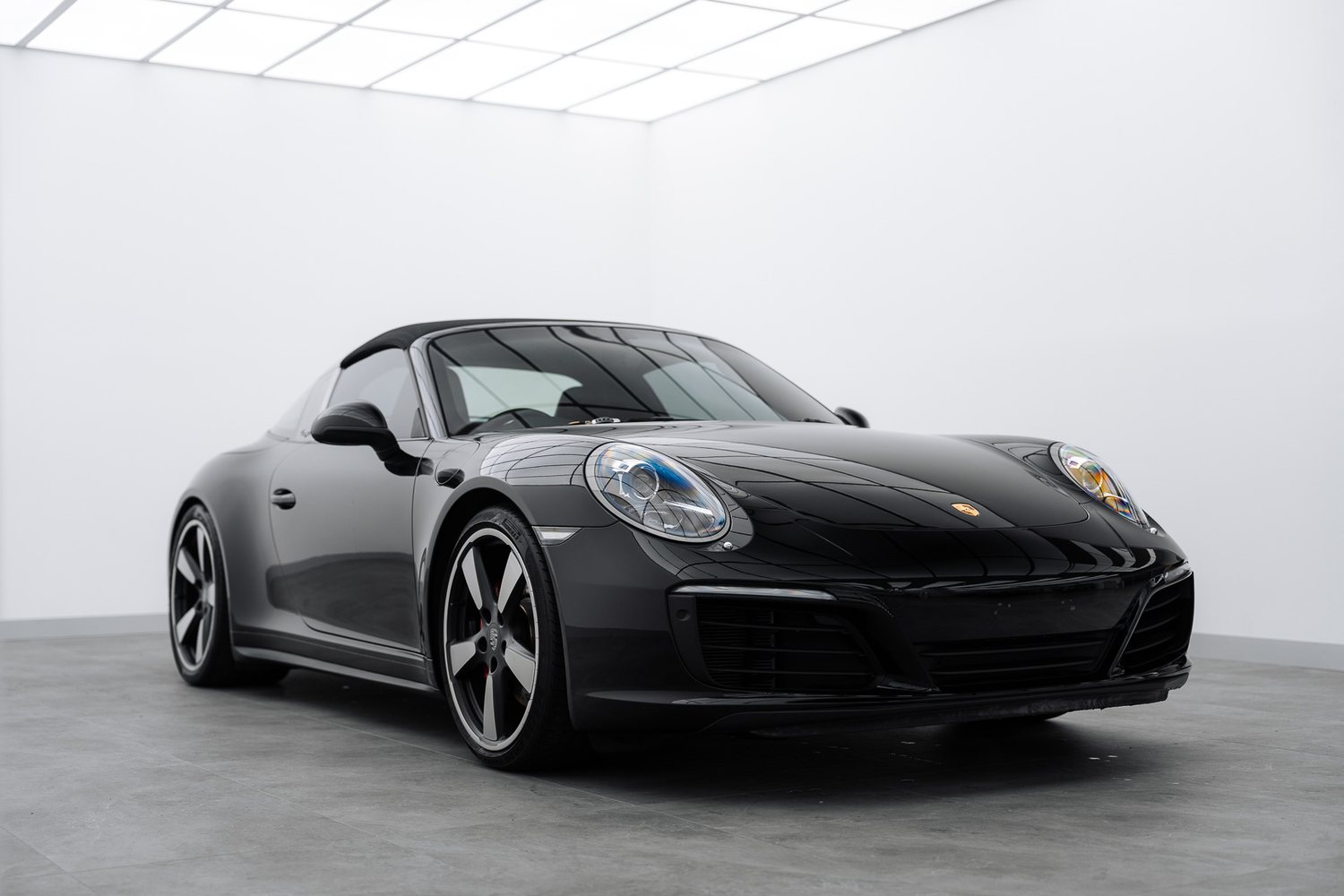 Black Porsche 911 Targa in the Liquid R studio
