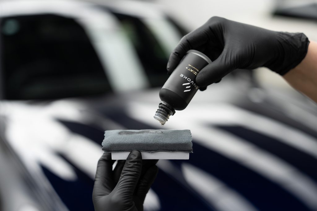 Pouring ceramic coating onto an applicator
