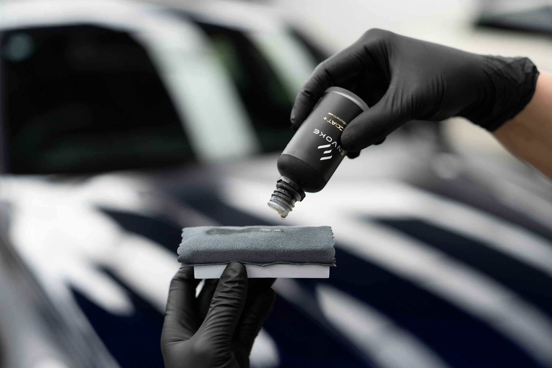 Pouring ceramic coating onto an applicator