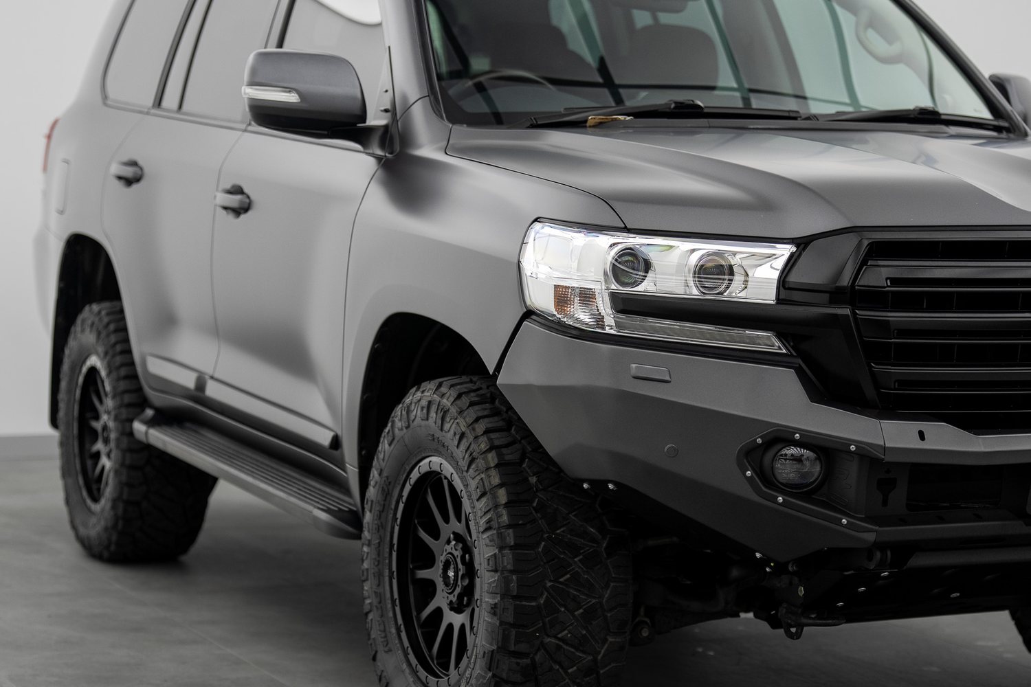 Front end of a Toyota LandCruiser 200 in matte PPF