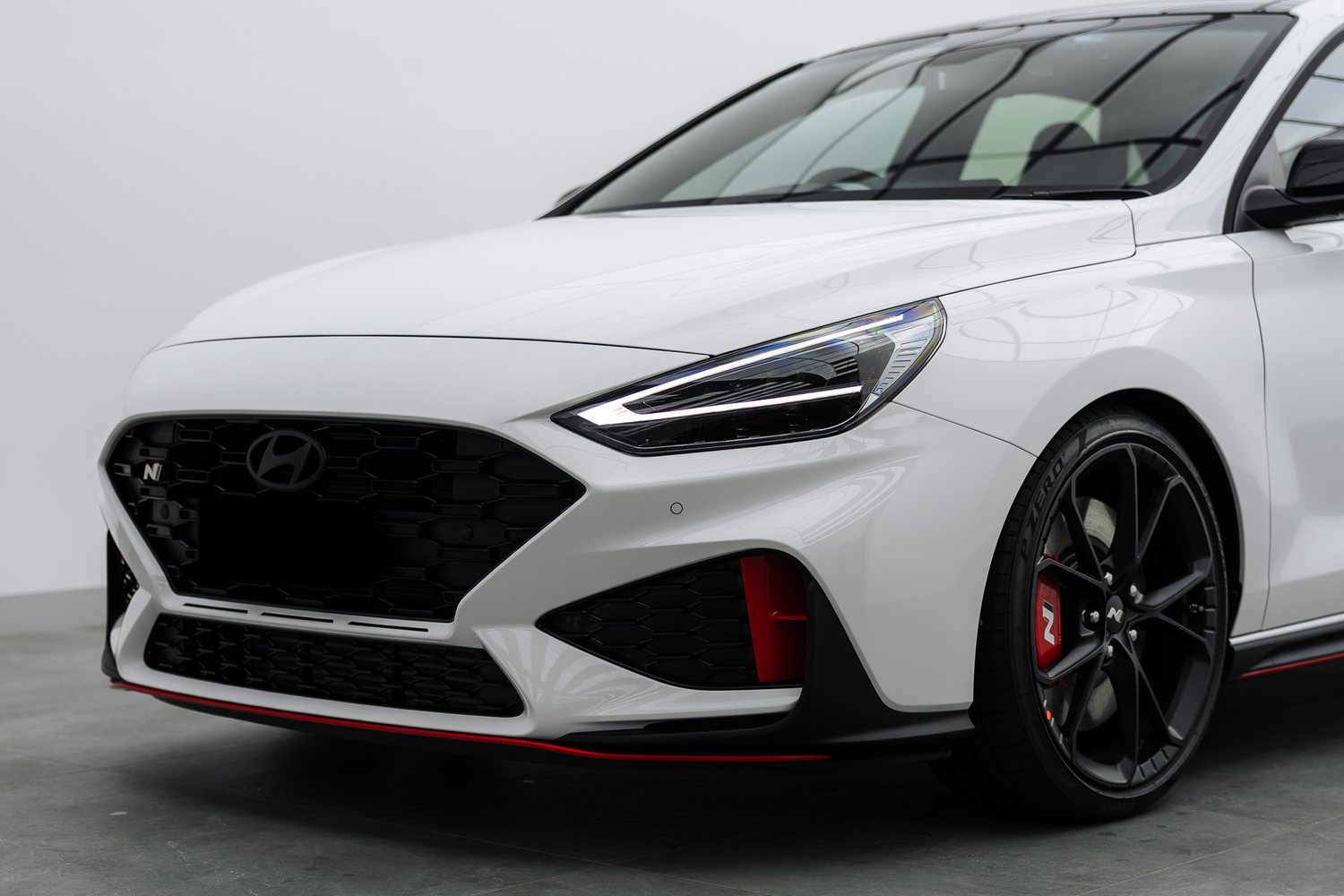 Front end of a white Hyundai i30 N