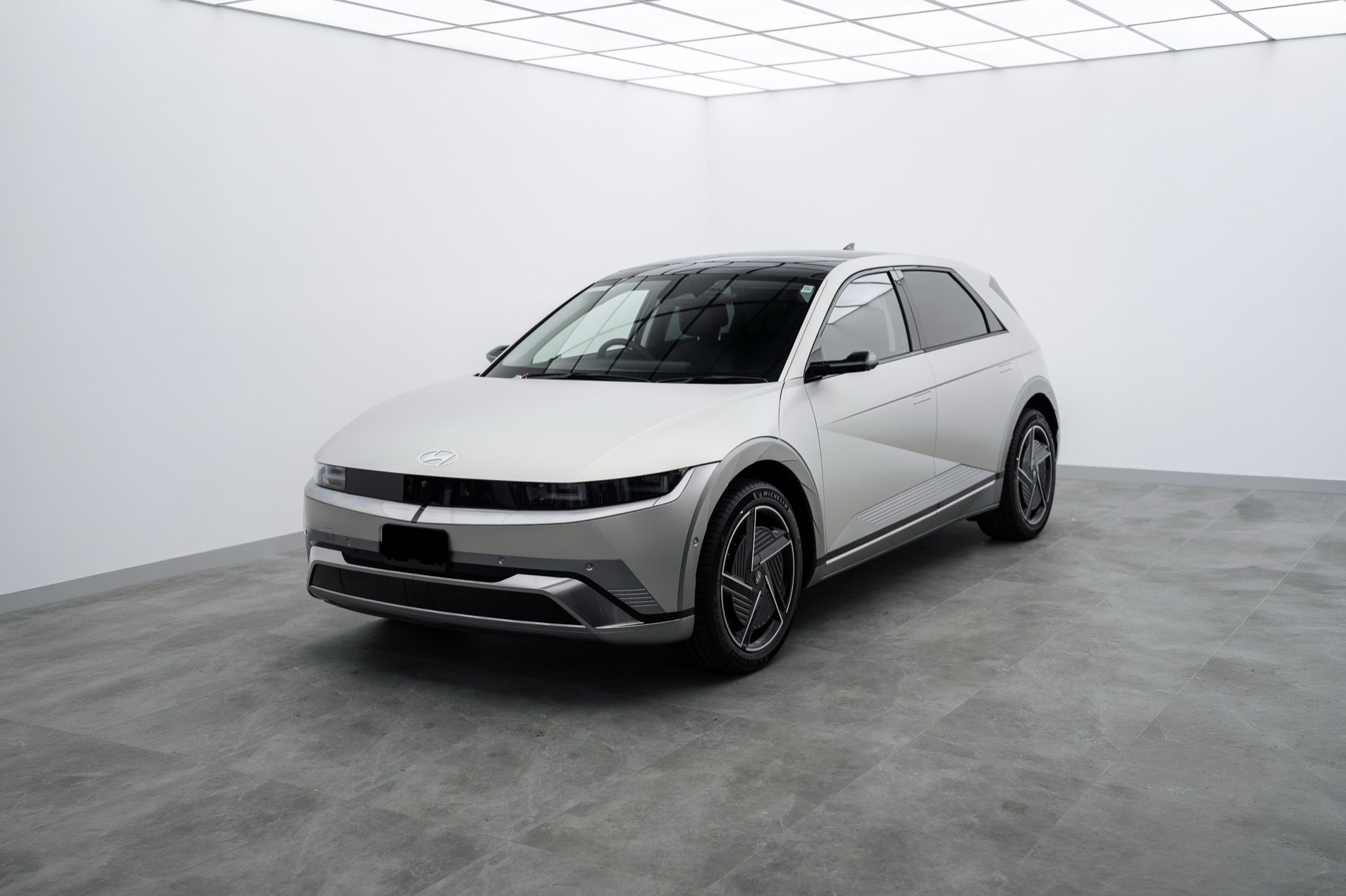 White Hyundai Ioniq 5 in the Liquid R studio