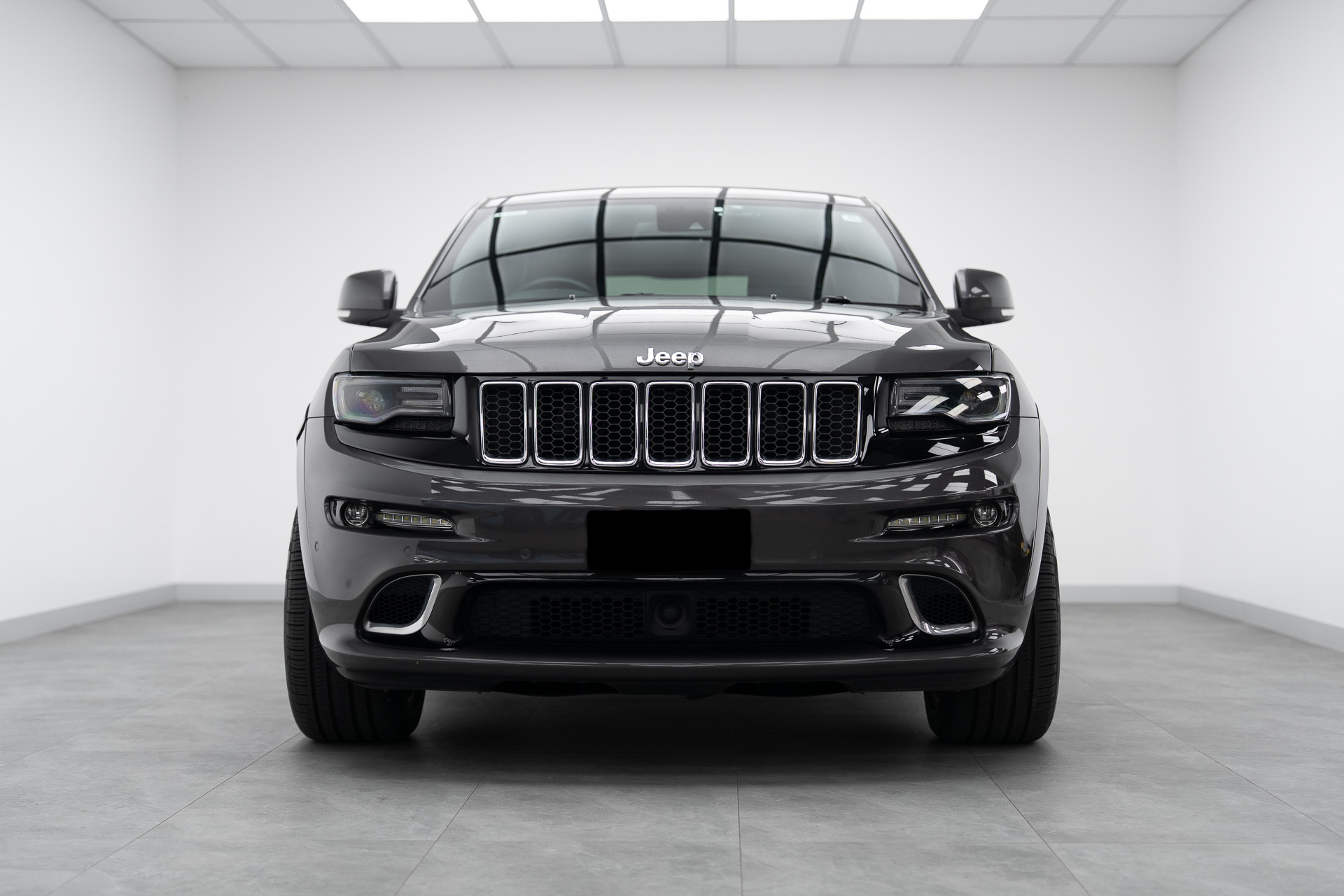 Black Jeep Grand Cherokee front view