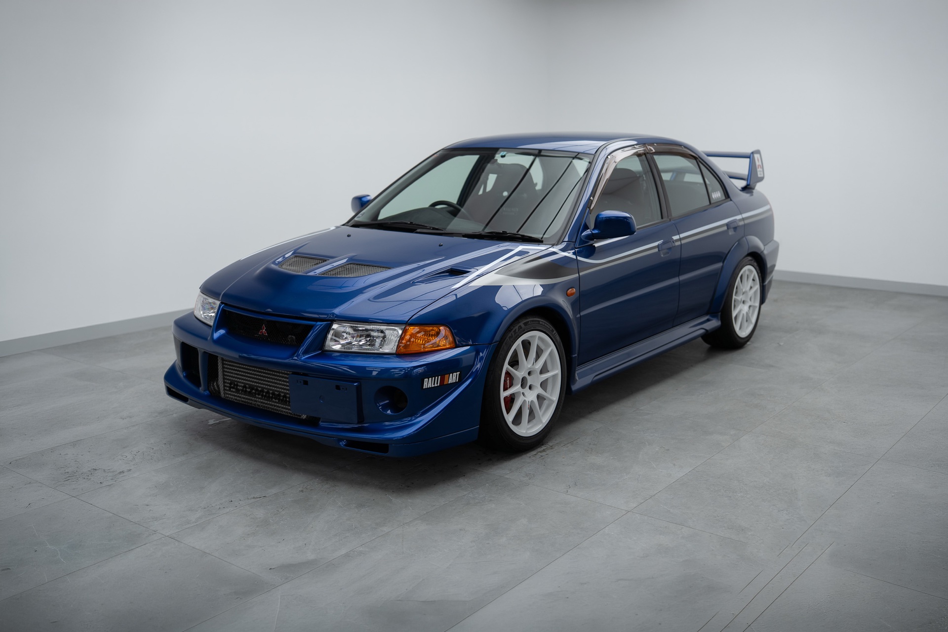 Blue Mitsubishi Lancer Evolution in the Liquid R studio