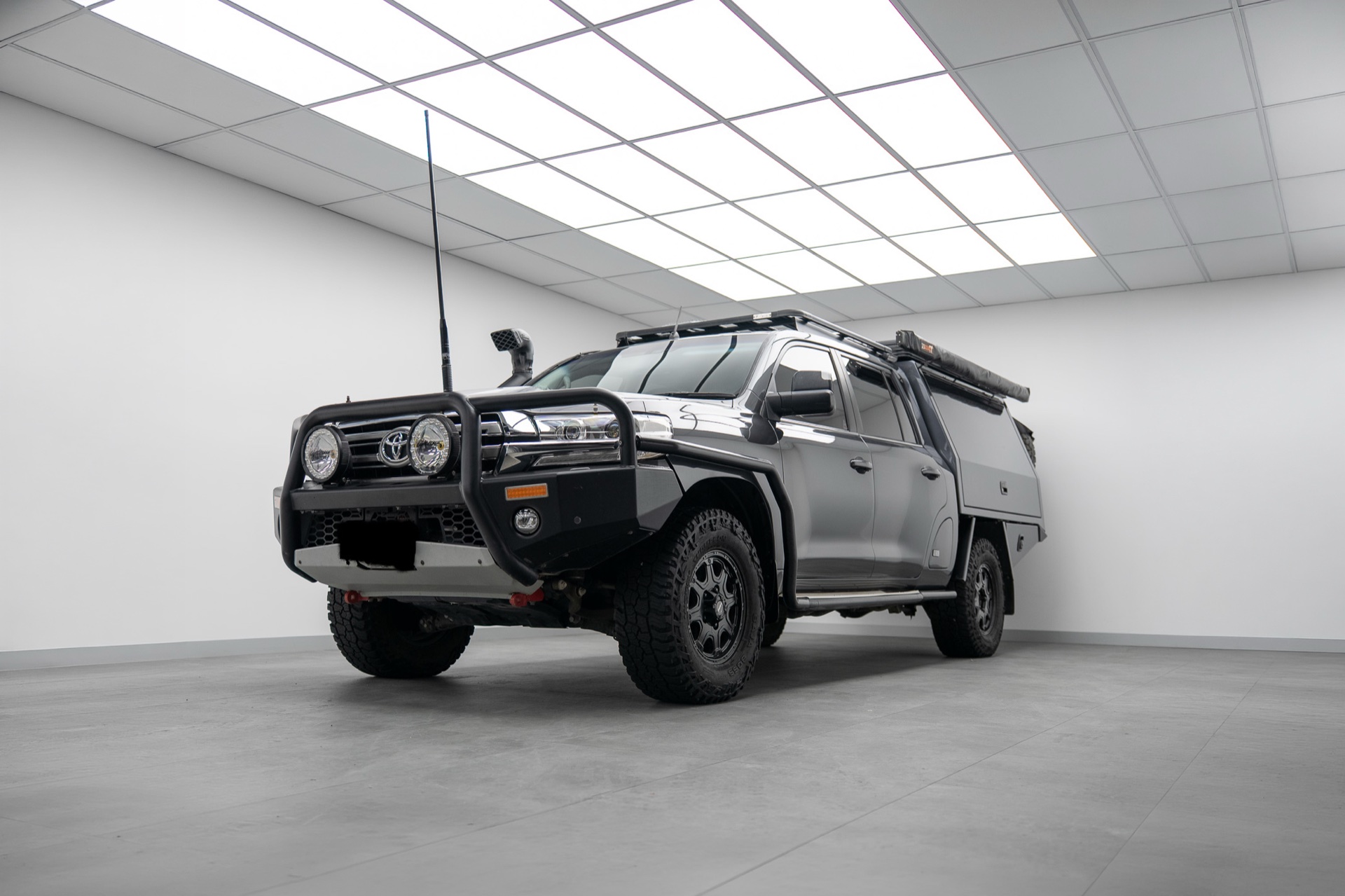 Toyota LandCruiser 79 Series tray back ute with bull bar