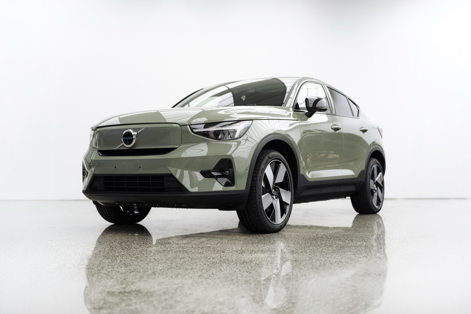 Green Volvo C40 in the Liquid R studio