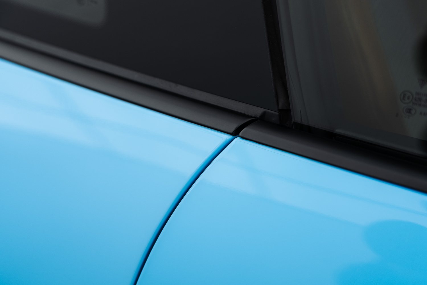 Paintwork detail on a Porsche 911 in blue colour film