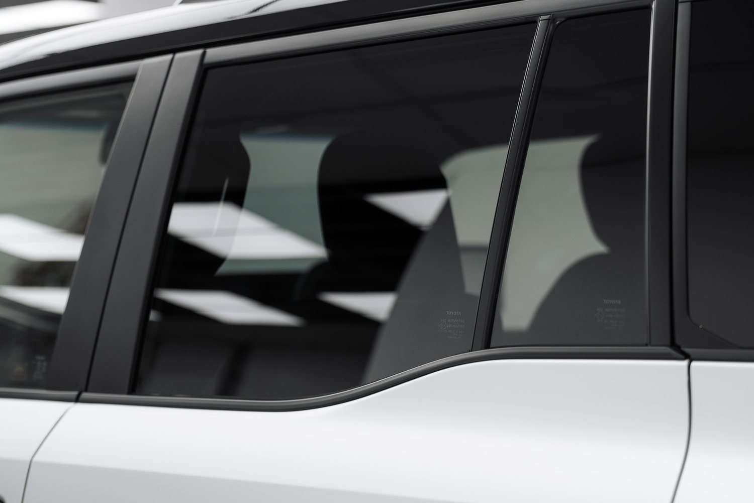 Side glass of a Toyota LandCruiser Prado in satin PPF
