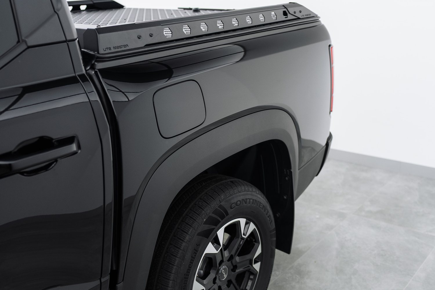 Tray and tailgate of a BYD Shark 6 with Bushwrapz