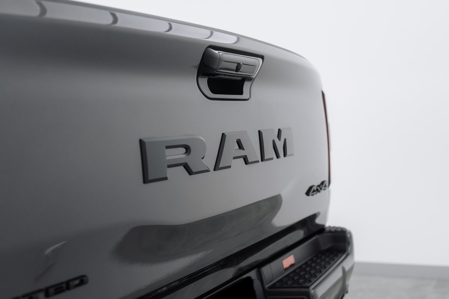 Tray and tailgate of a RAM pickup