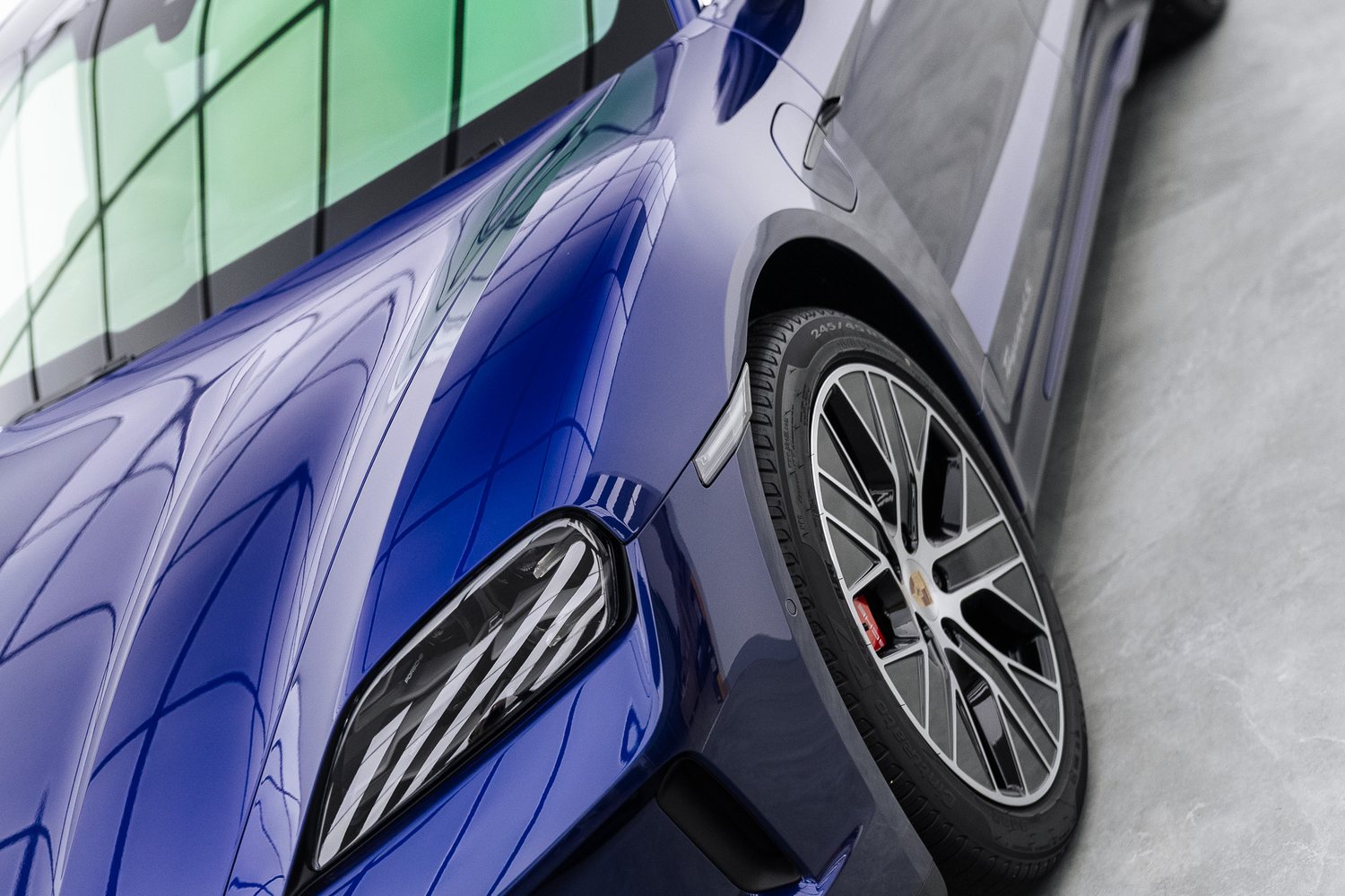 Wheel of a blue Porsche Taycan