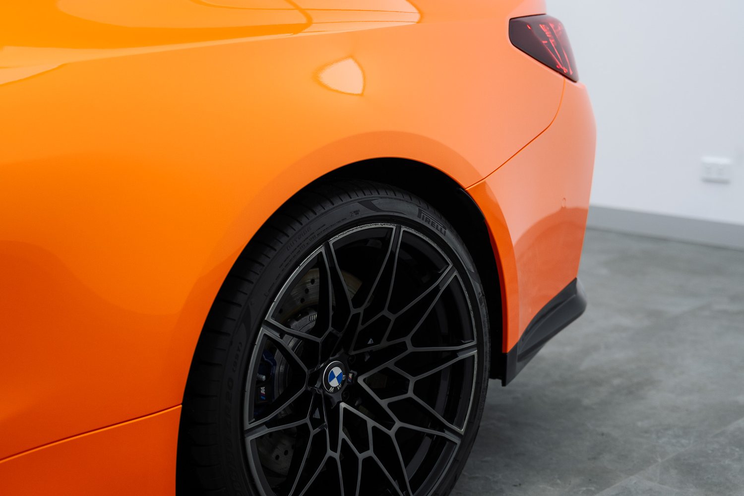 Wheel of a BMW M4 in colour PPF