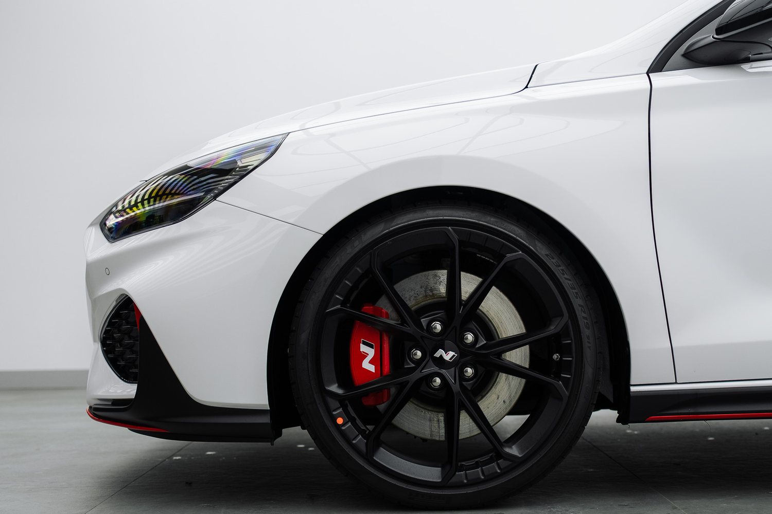 Wheel of a white Hyundai i30 N